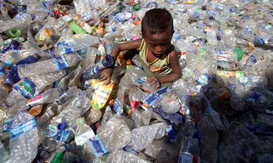 LE drame de la pollution des bouteilles plastiques