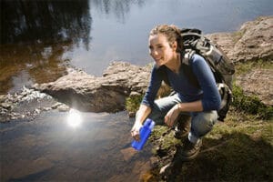 Beber agua de río con el frasco filtrante Vitalis
