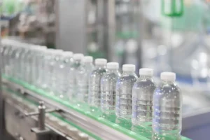 La triste vida de una botella de plástico