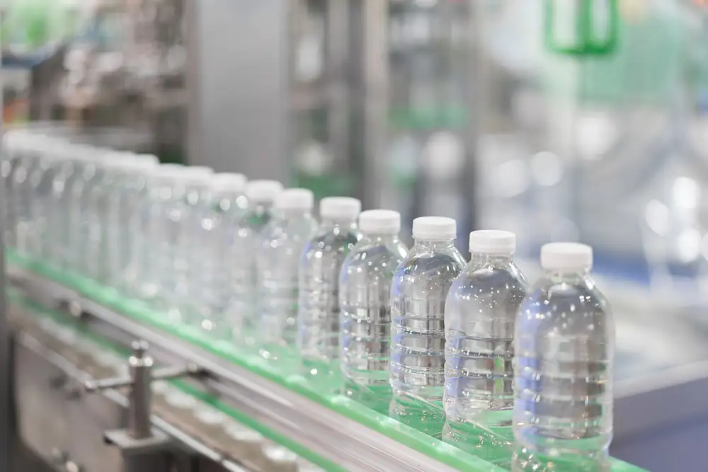La triste vida de una botella de plástico