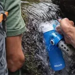 La gourde filtrante vitalisante EauVie en randonnée